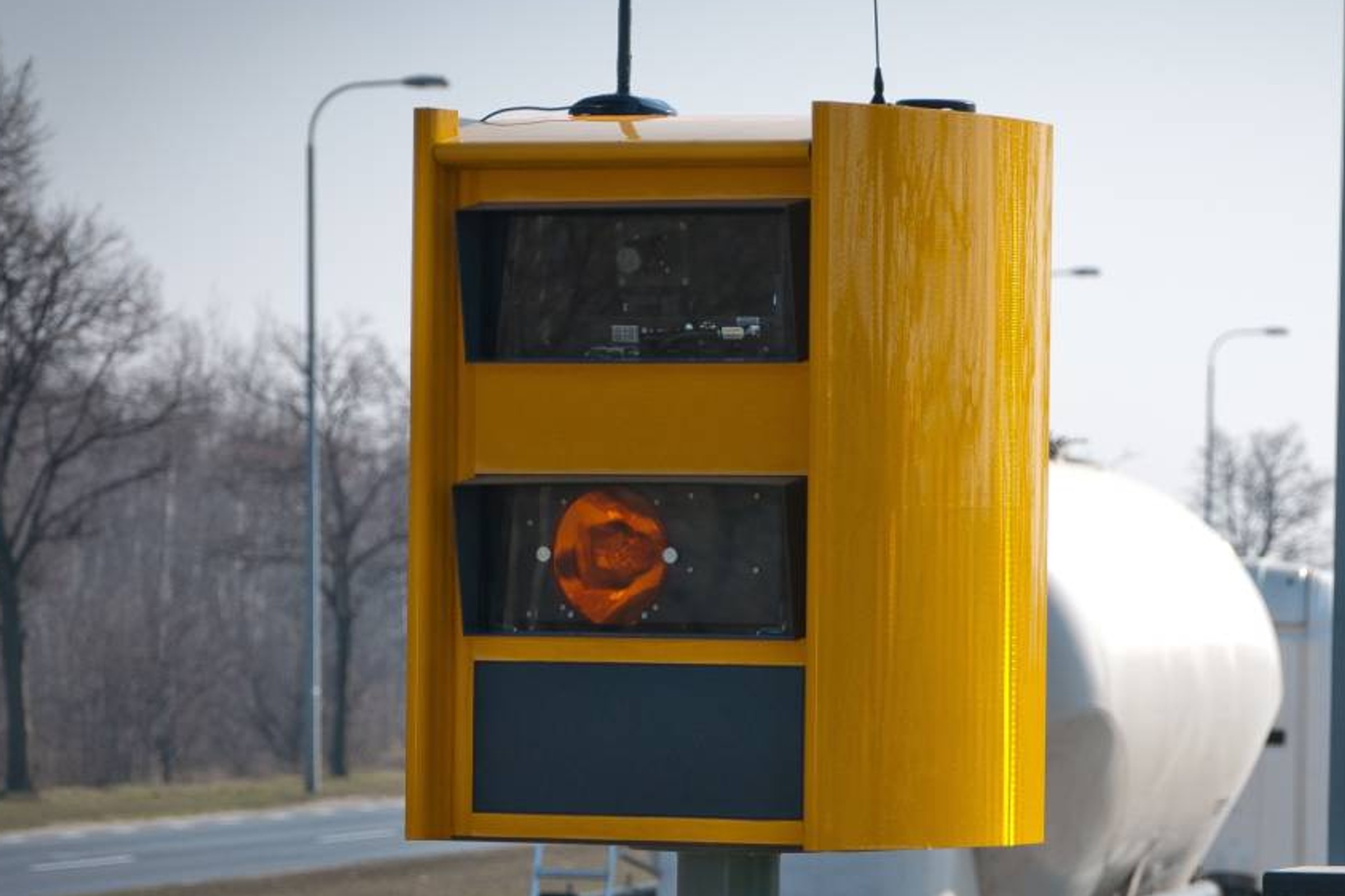 Włączyli nowy fotoradar. To nie jedyna żółta nowość na drogach. Mamy całą listę