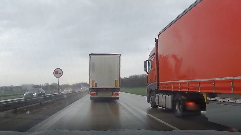 Podczas akcji przeprowadzonej na autostradzie A4 inspektorzy ITD skupili się na kierowcach łamiących zakaz wyprzedzania