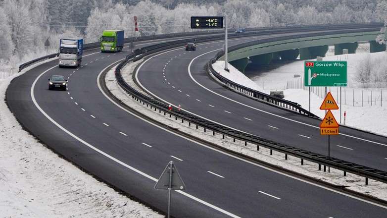 Infrastruktura umożliwiająca odśnieżanie ciężarówek wciąż jest uboga, ale wkrótce powinno się to zmienić