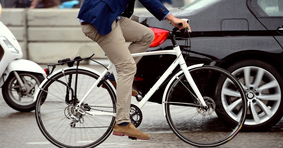 Rower jadący na wprost ma pierwszeństwo przed równolegle jadącym samochodem, który zamierza skręcić