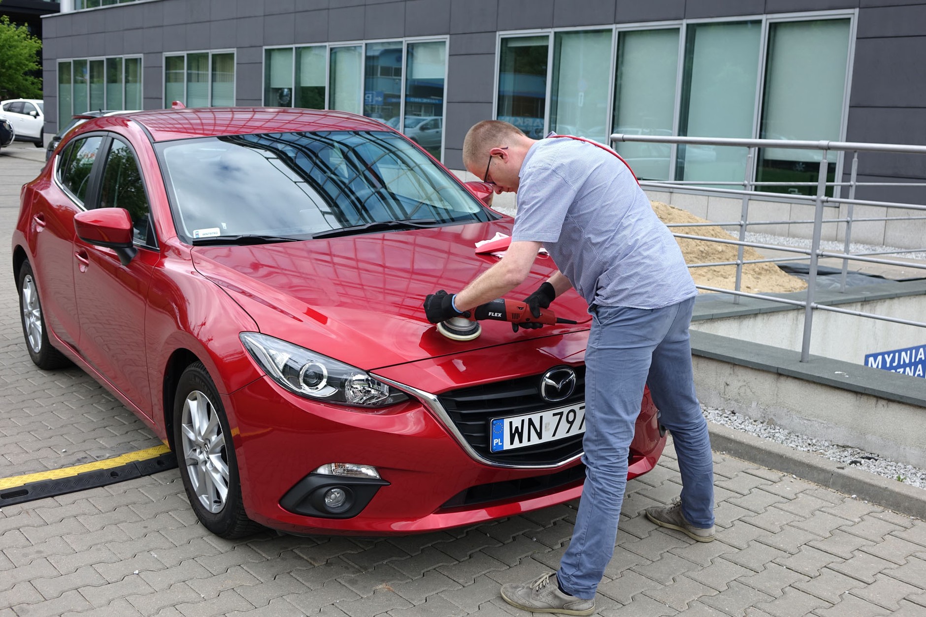 Jak samodzielnie usunąć z nadwozia drobne rysy?