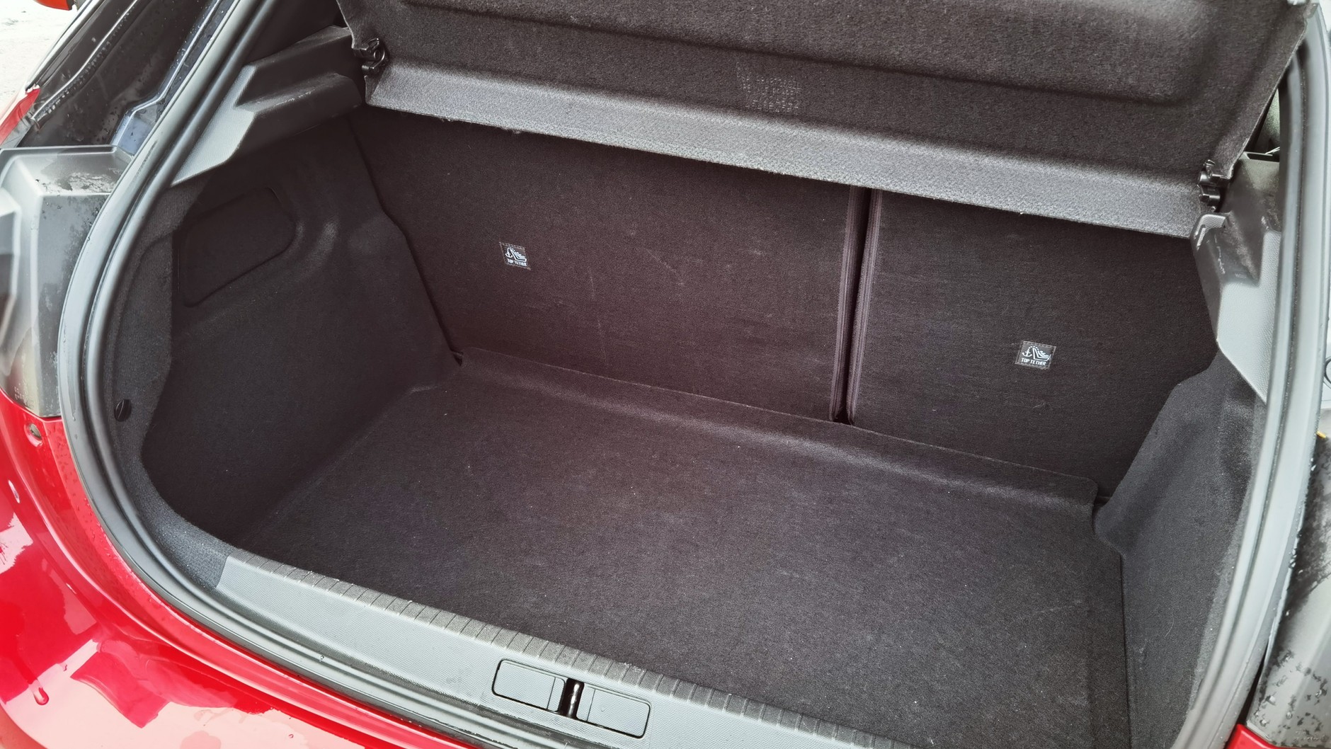 Opel Corsa – elektryk vs. spalinowiec. Który lepszy do miasta?