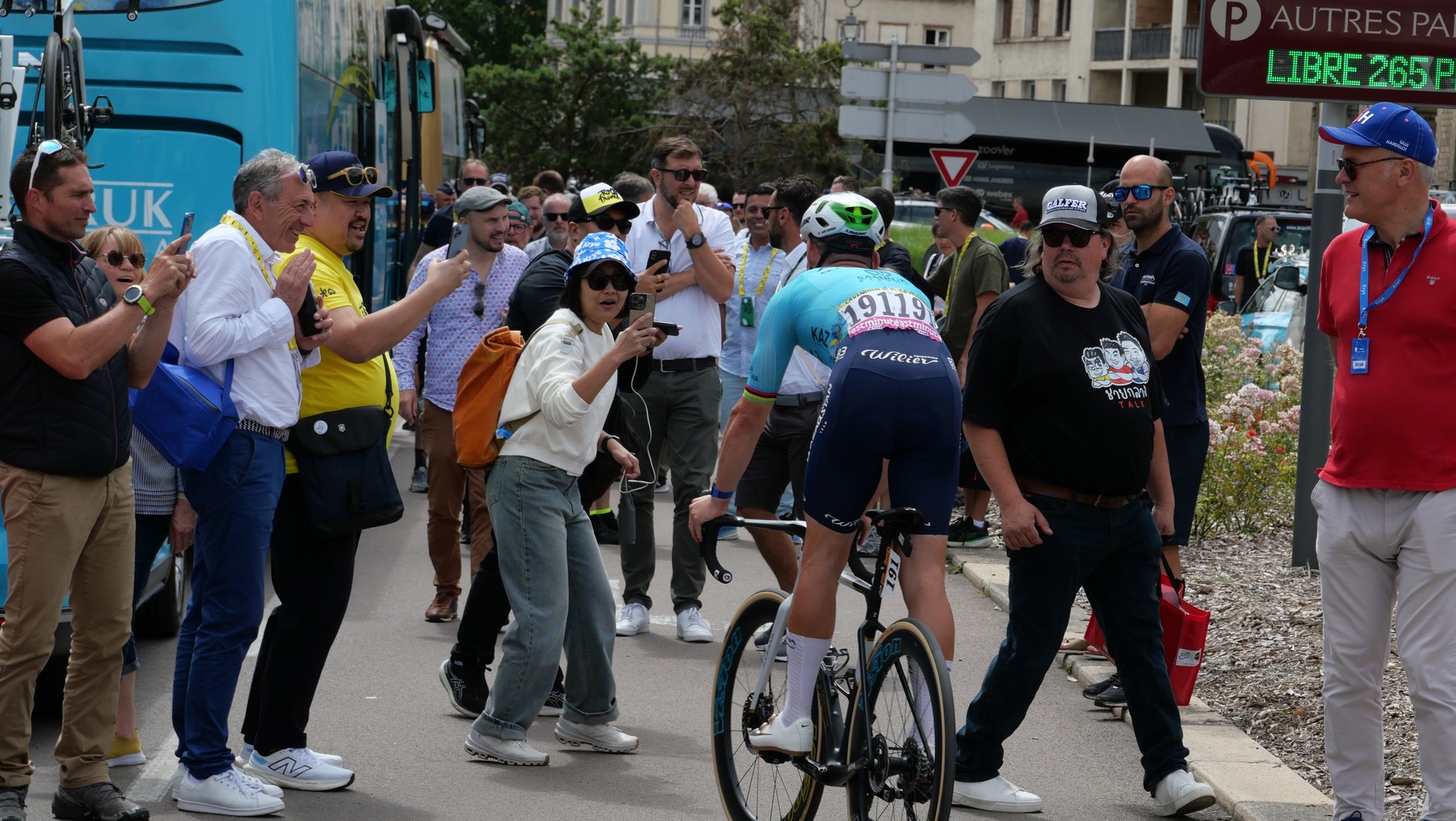 Ten pan na rowerze to Mark Cavendish – w tym roku pobił blisko 50-letni rekord liczby wygranych etapów TdF – w sumie wygrał ich 35.  Zawodnik dopiero teraz może przejść na sportową emeryturę