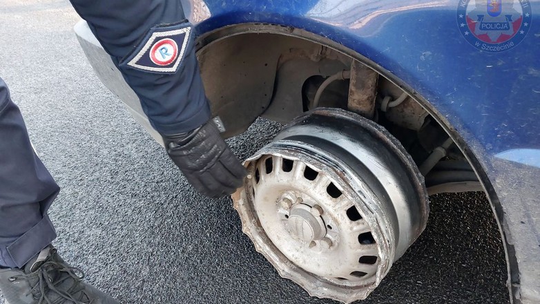 Kierowca zatrzymanego Fiata poruszał się na samej feldze.