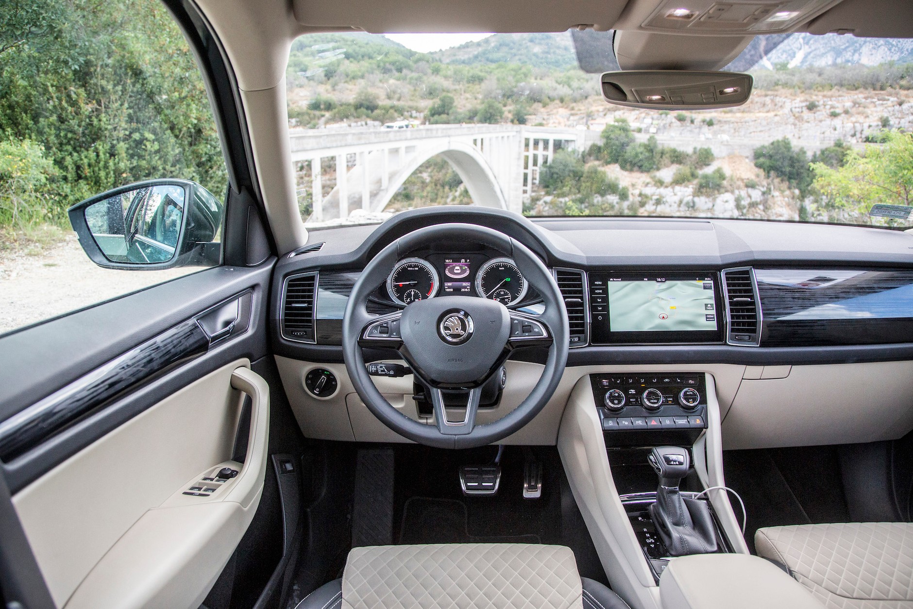 Każdy testujący szybko się tu odnajdywał, doceniał łatwą obsługę, ogrom schowków i wygodną pozycję.