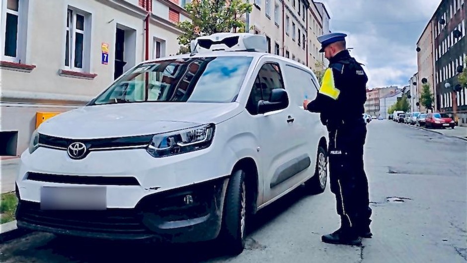 Policjanci zatrzymali kierowcę Toyoty. Po 16-latka przyjechał ojciec. Też bez "prawka". A nie, jednak nie