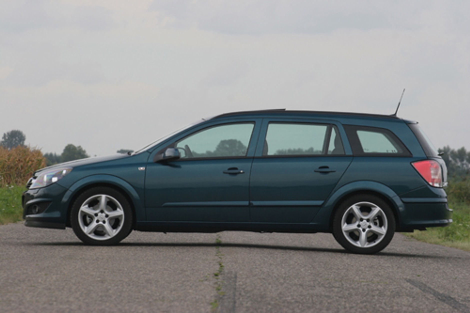 Opel Astra, Kia Ceed, Volkswagen Golf - Pakowne i szybkie kombinowanie