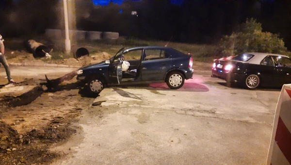 Wpadli w ogromną dziurę i zniszczyli swoje auta. "W osiem osób wyciągaliśmy auto"