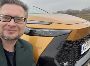 Pojeździłem aktualnym numerem 1 w Polsce. Toyota C-HR często mnie zaskakiwała. I raz przeraziła