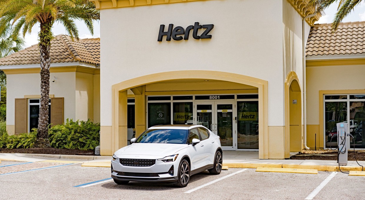 Hertz omal nie upadł, a teraz kupuje ogromną flotę elektrycznych Polestarów