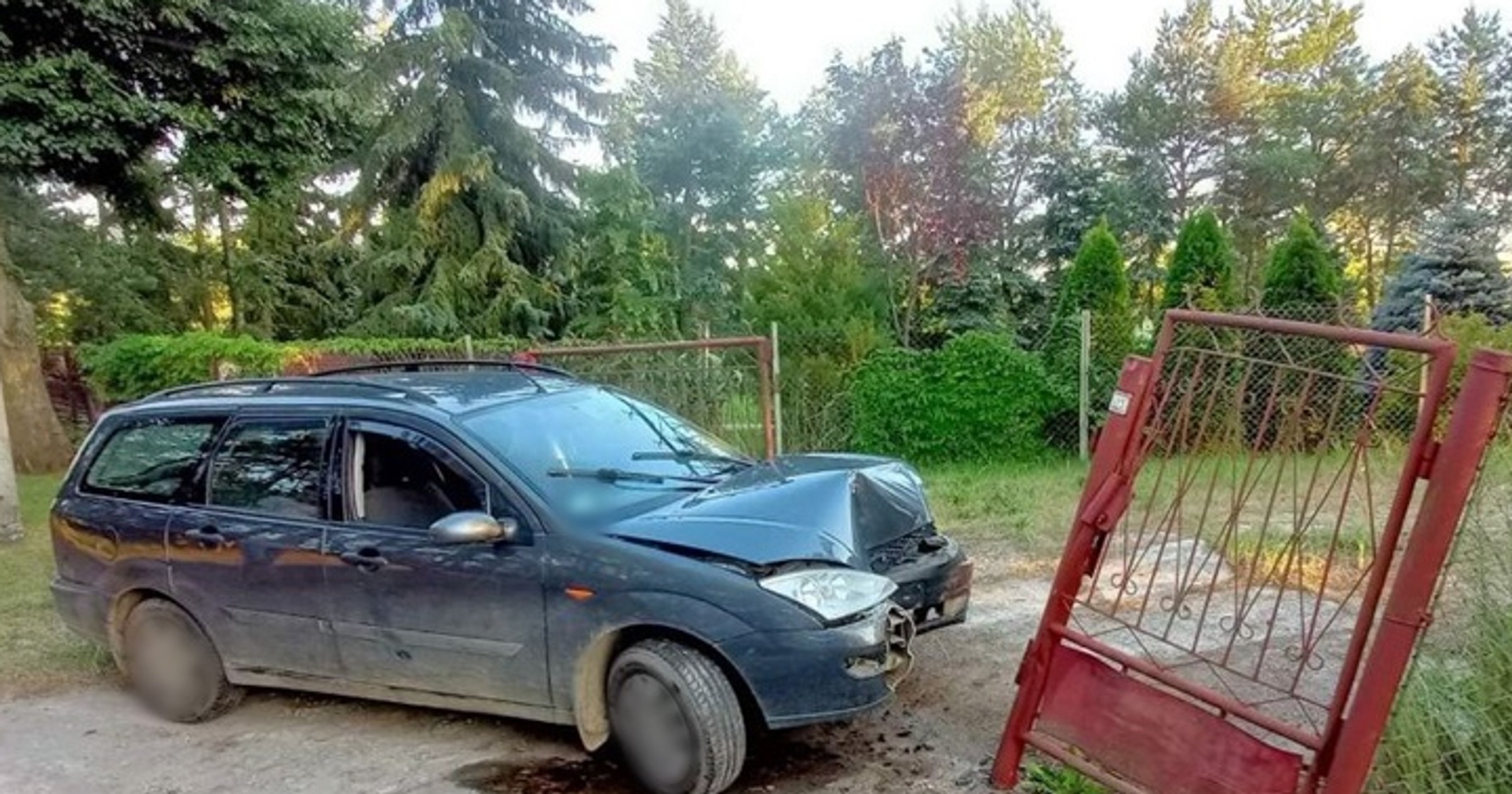 Pijany kierowca uderzył w bramę
