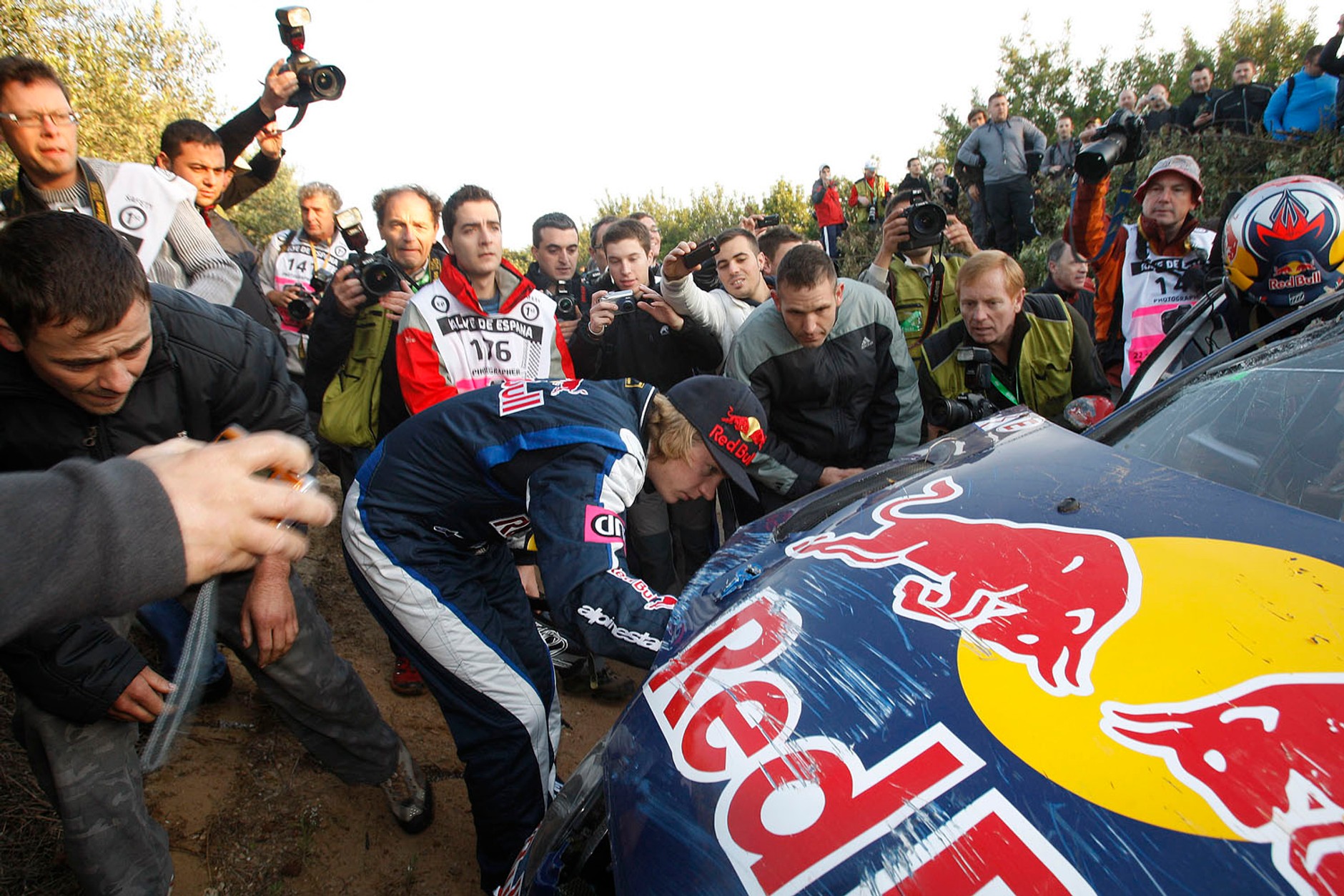 Rajd Hiszpanii 2010: jak ratowali po wypadku Räikkönena (zdjęcia: Rallyworld©Willy Weyens)