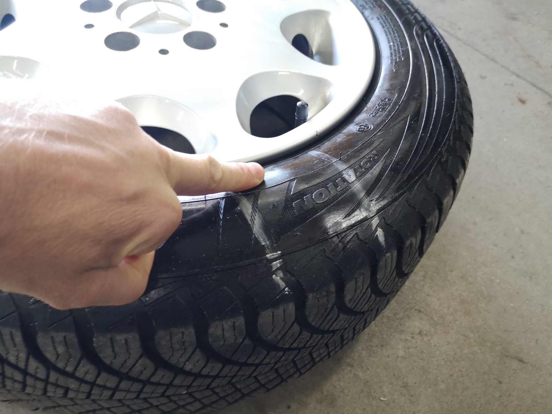 Duże wybrzuszenie na boku opony, bez znaczenia czy wynikające z wady czy uszkodzenia, kwalifikuje ją do wymiany