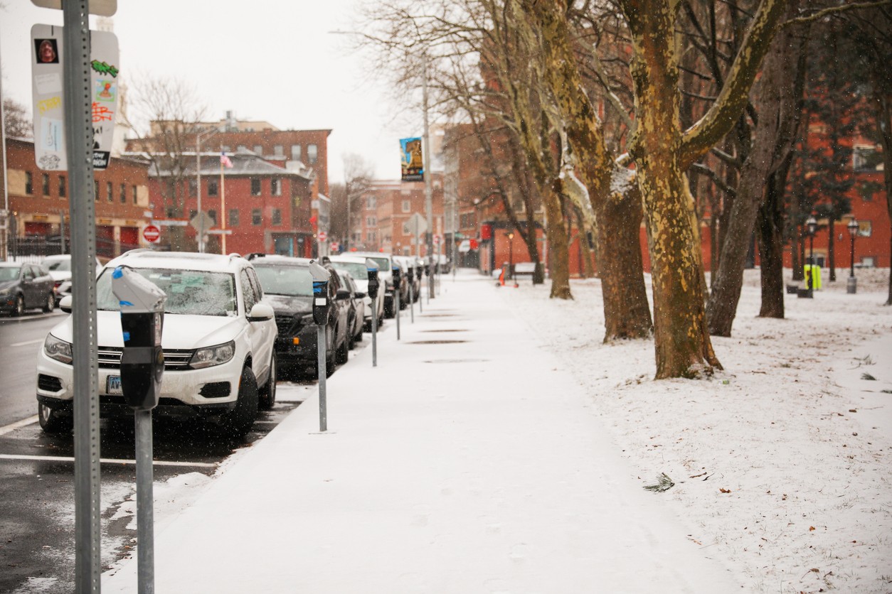Opona całoroczna to rozsądny kompromis, pozwalający bezpiecznie jeździć zarówno zimą, jak i latem