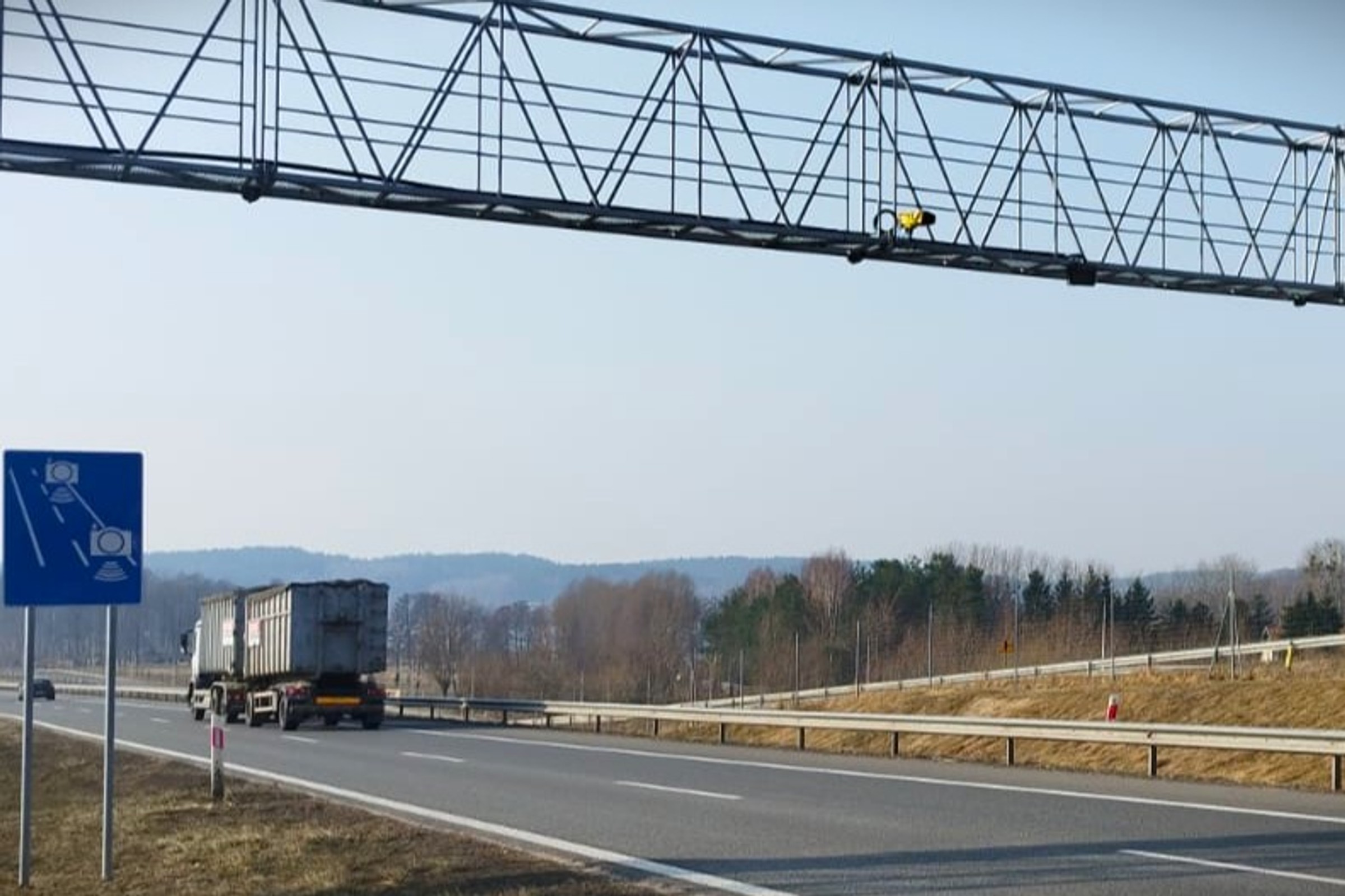 Włączyli nowy odcinkowy pomiar prędkości na ekspresówce. W komentarzach "piekło"