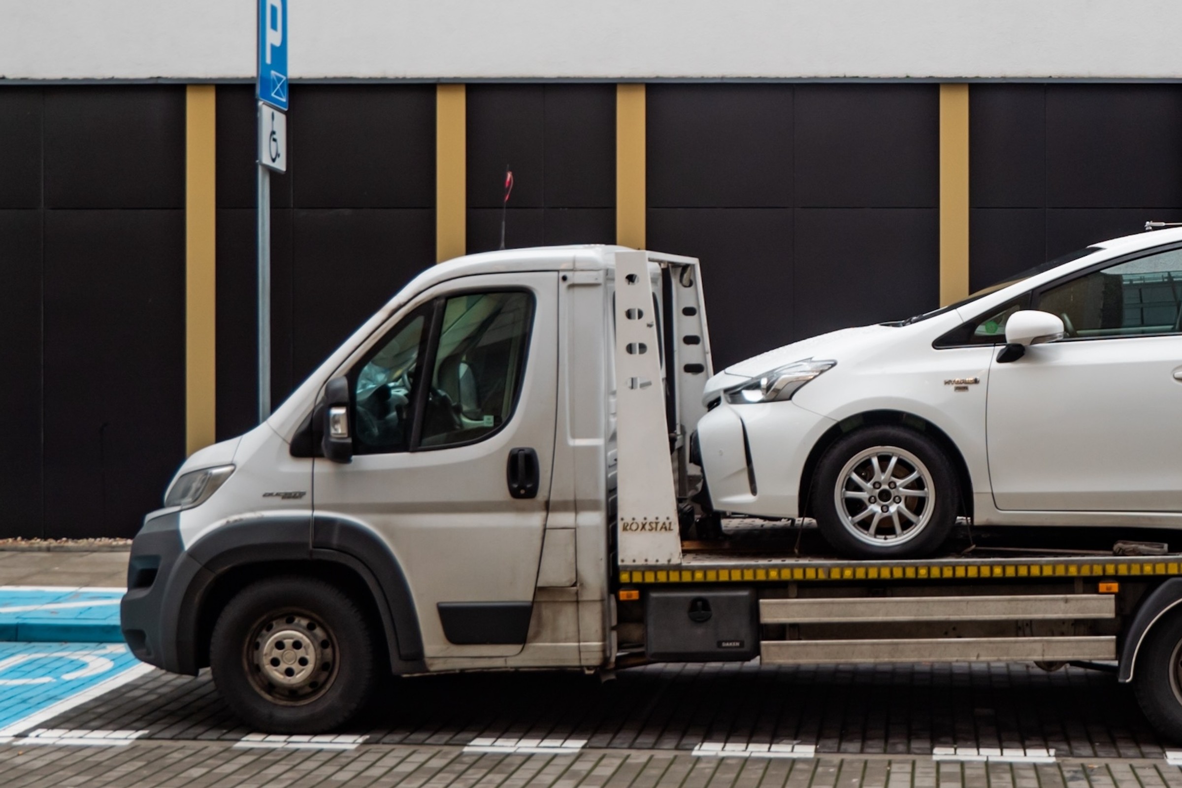 Straż miejska usuwa auta osób z niepełnosprawnościami. Spór o karty parkingowe