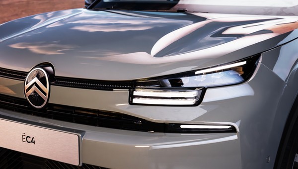 Nowe C4 i C4 X. Citroen odświeżył swój segment C
