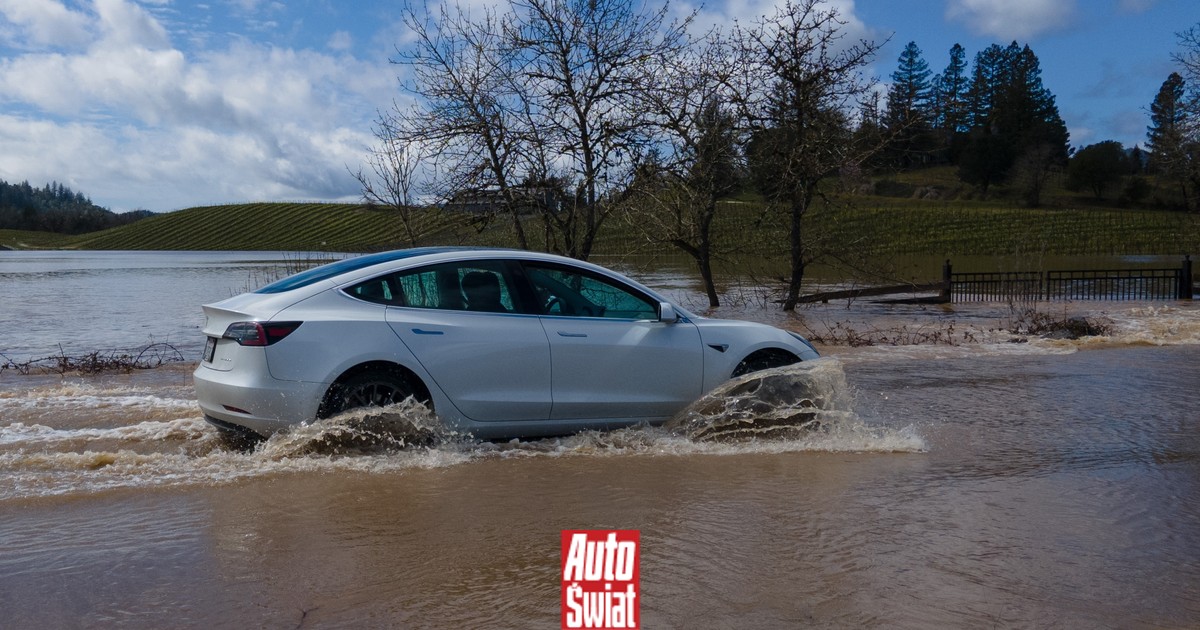 Idą ulewy. Co stanie się, gdy samochód elektryczny zostanie zalany wodą?