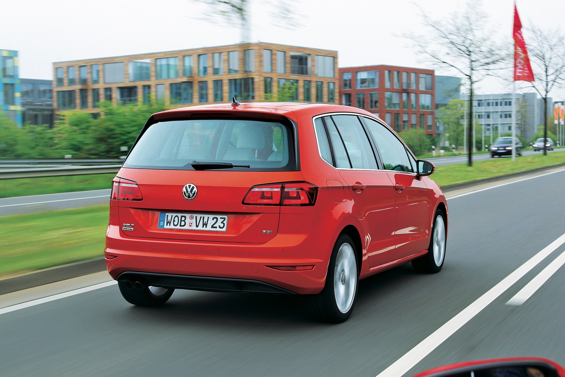 Chromowane ramki wokół szyb mają podnieść prestiż modelu. Pod logo VW znajduje się kamera cofania