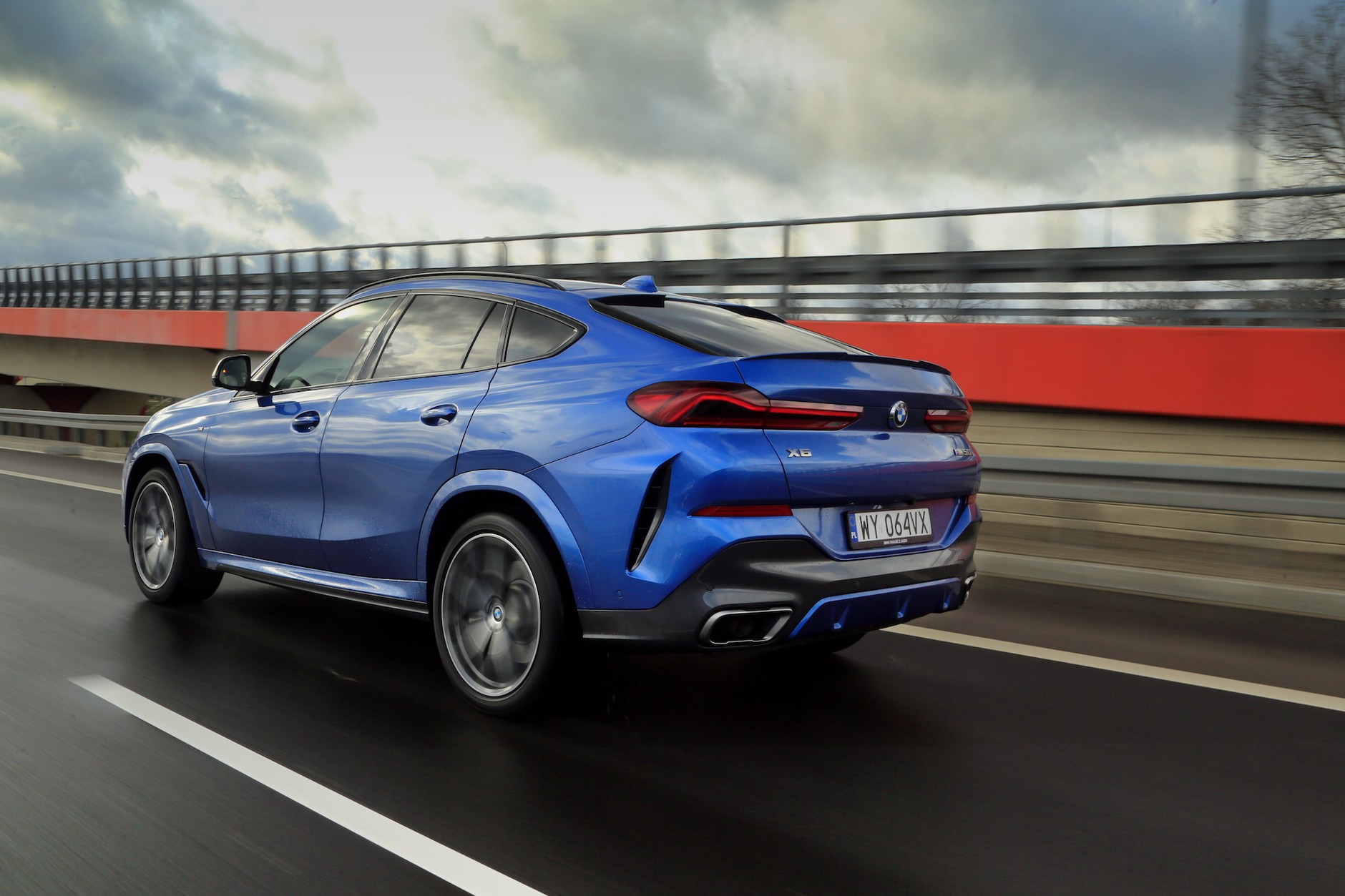 BMW X6 M50i