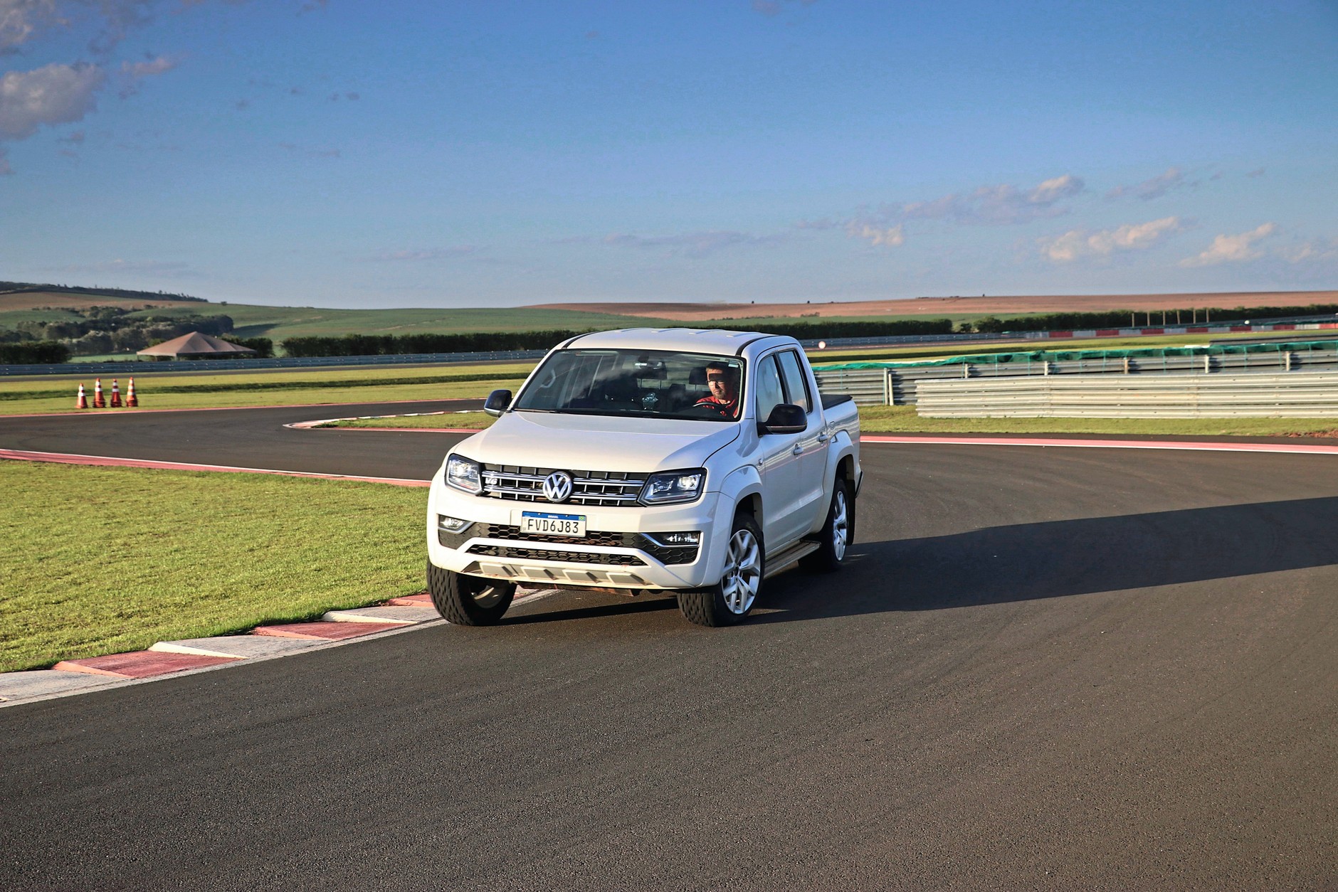 Testy na suchej nawierzchni: niektóre z testowanych opon zapewniają niemal sportowe wrażenia. 