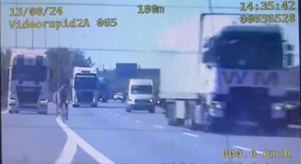 Nietypowa interwencja na autostradzie A4 - policja zatrzymała dwoje rowerzystów