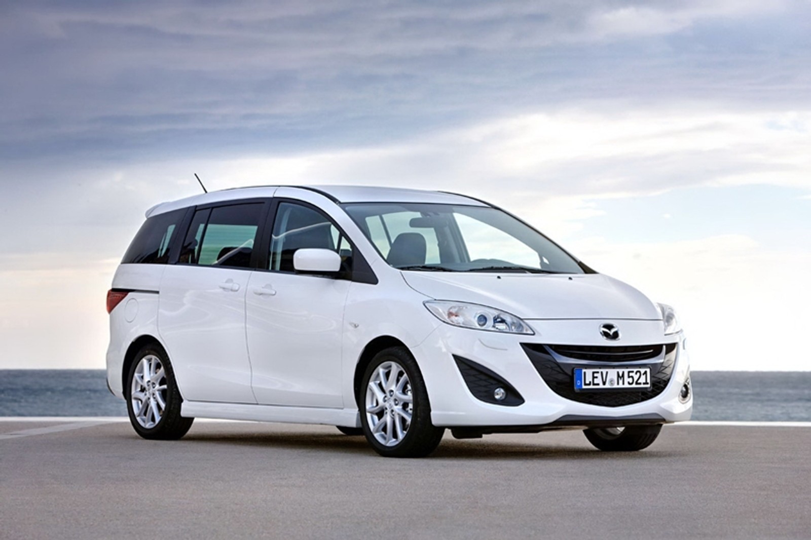 Mazda 5 – biała, lekka, oszczędna