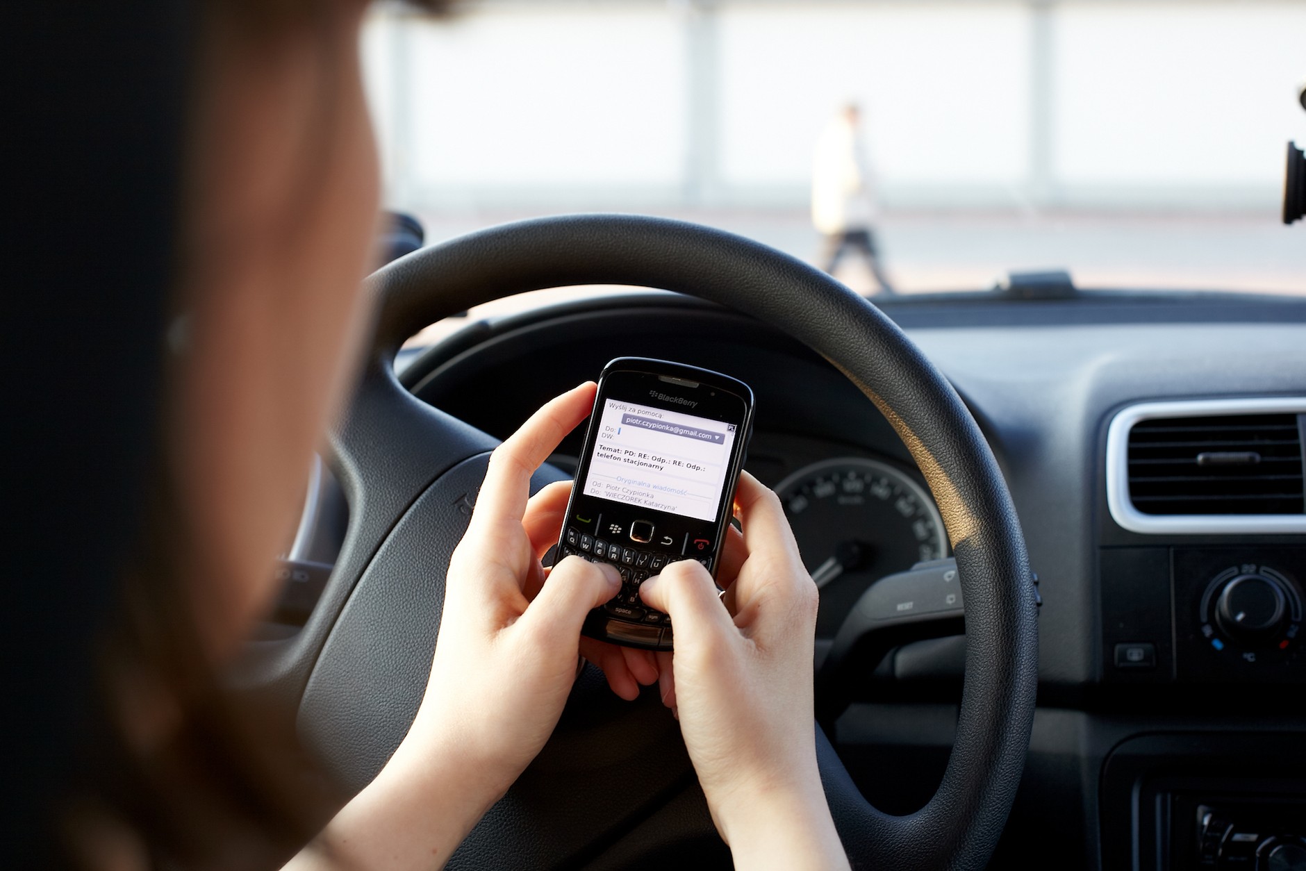 Esemesowanie podczas kierowania autem – niezbyt mądre i niezbyt bezpieczne!