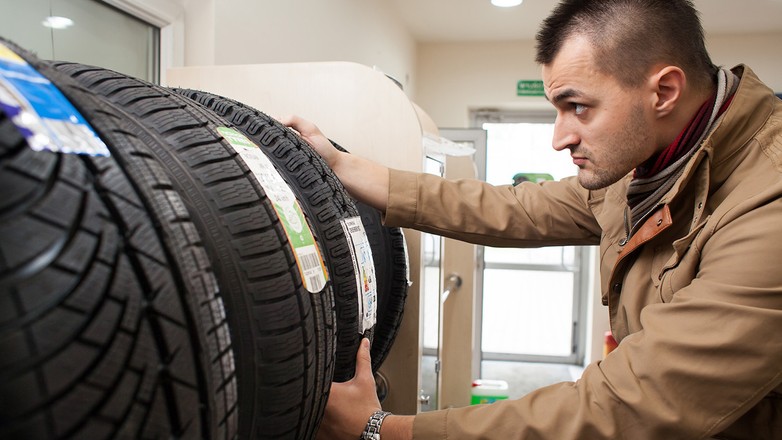 Opony klasy budżetowej są nawet dwa razy tańsze niż opony klasy premium (ale nie jest to sztywną regułą!)