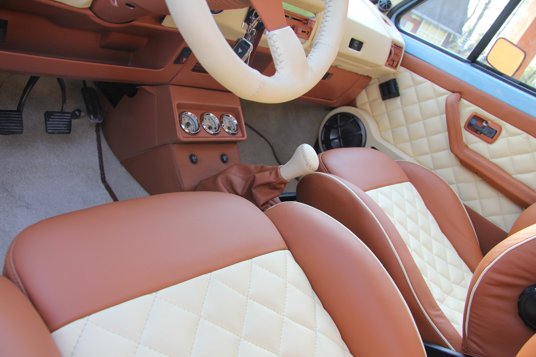 Wnętrze VW Caddy z głośnikami DLS