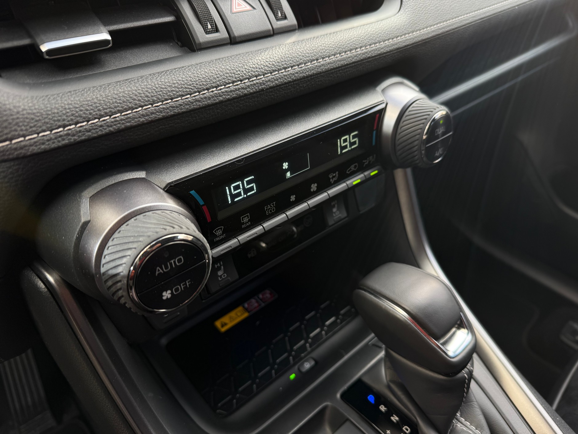 Staroświeckie, ale jakże praktyczne sterowanie temperaturą w RAV4 Plug-in GR Sport