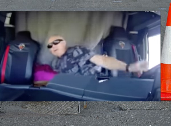 TIR dachował na prostej drodze, bo... kierowca sięgał po coś z kanapy [Nagranie]