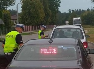 Mrugał światłami, ostrzegając przed kontrolą. Trafił na nieoznakowany radiowóz