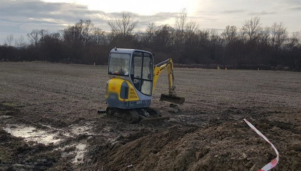 Na polu stała koparka, a nieco dalej znajdowała się laweta. Policjant powiązał fakty