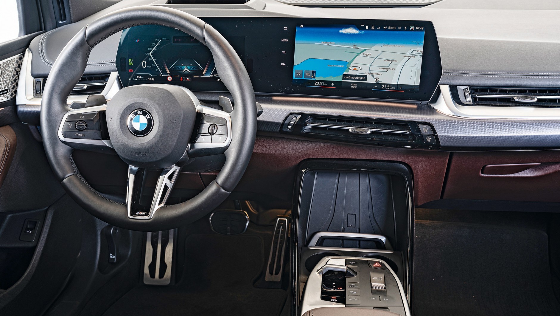 BMW 2 Active Toure: dwa wielkie wyświetlacze, brak kontrolera systemu iDrive.
