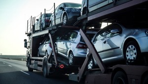 Potężny wzrost napływu używanych aut z zagranicy. Import rośnie już 12. miesiąc z rzędu