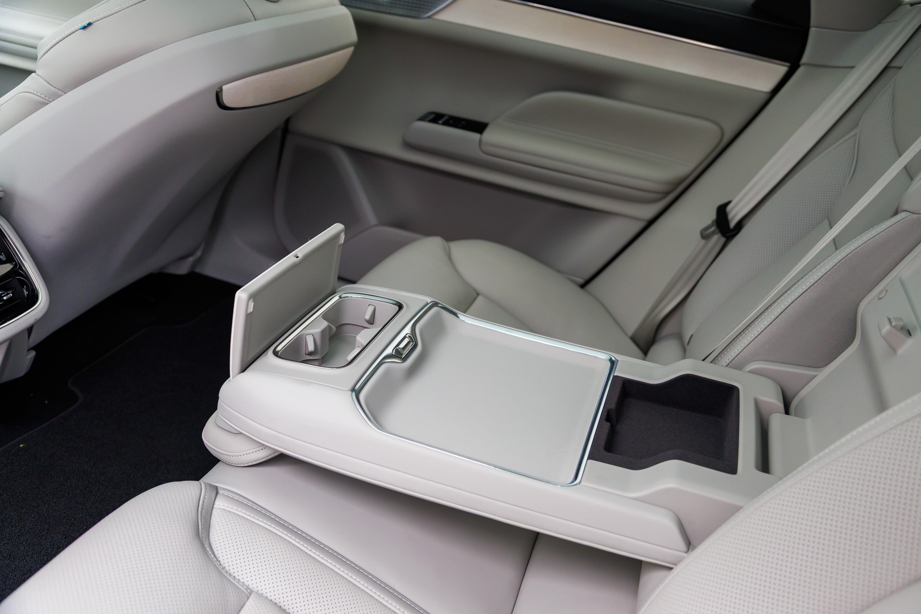 Volvo ES90