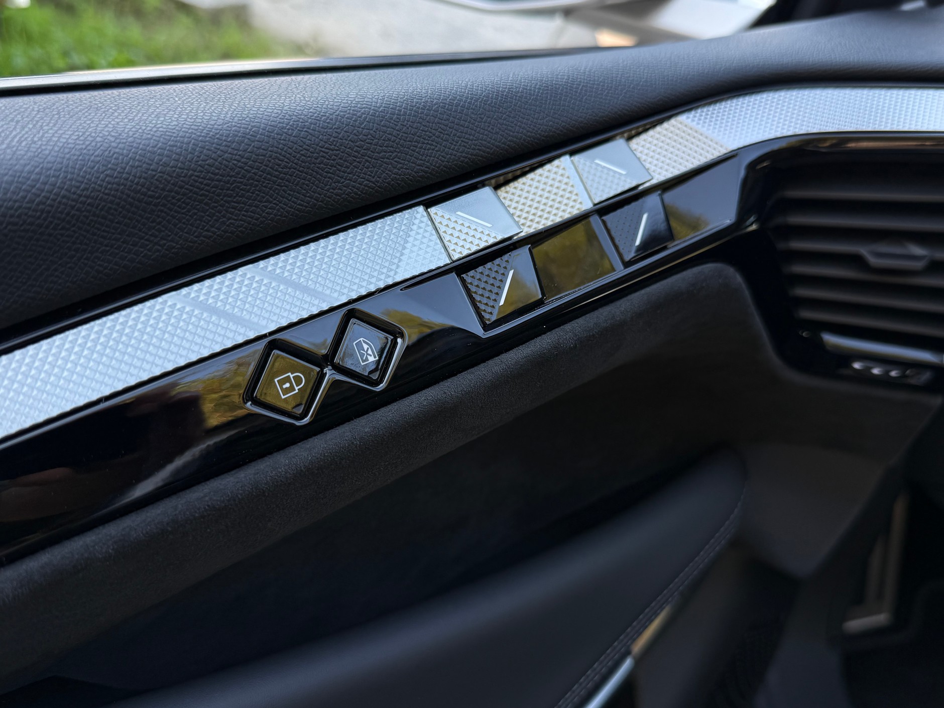 DS Nr 4 ma nietypowe przyciski do sterowania szybami