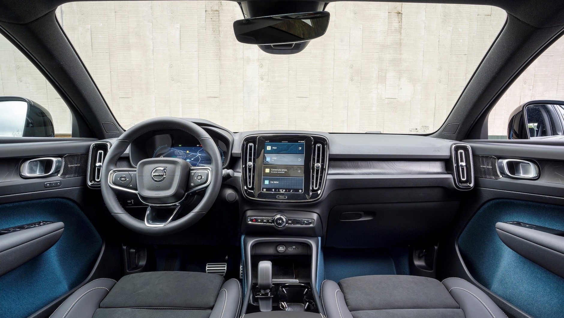 Kabina elektrycznych SUV-ów Volvo ma minimalistyczny design i wykończona jest ekologicznymi materiałami, w tym tapicerką ze zrównoważonych tkanin mikrotechnicznych