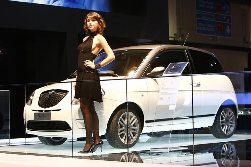 Lancia przyciąga zjawiskowe kobiety