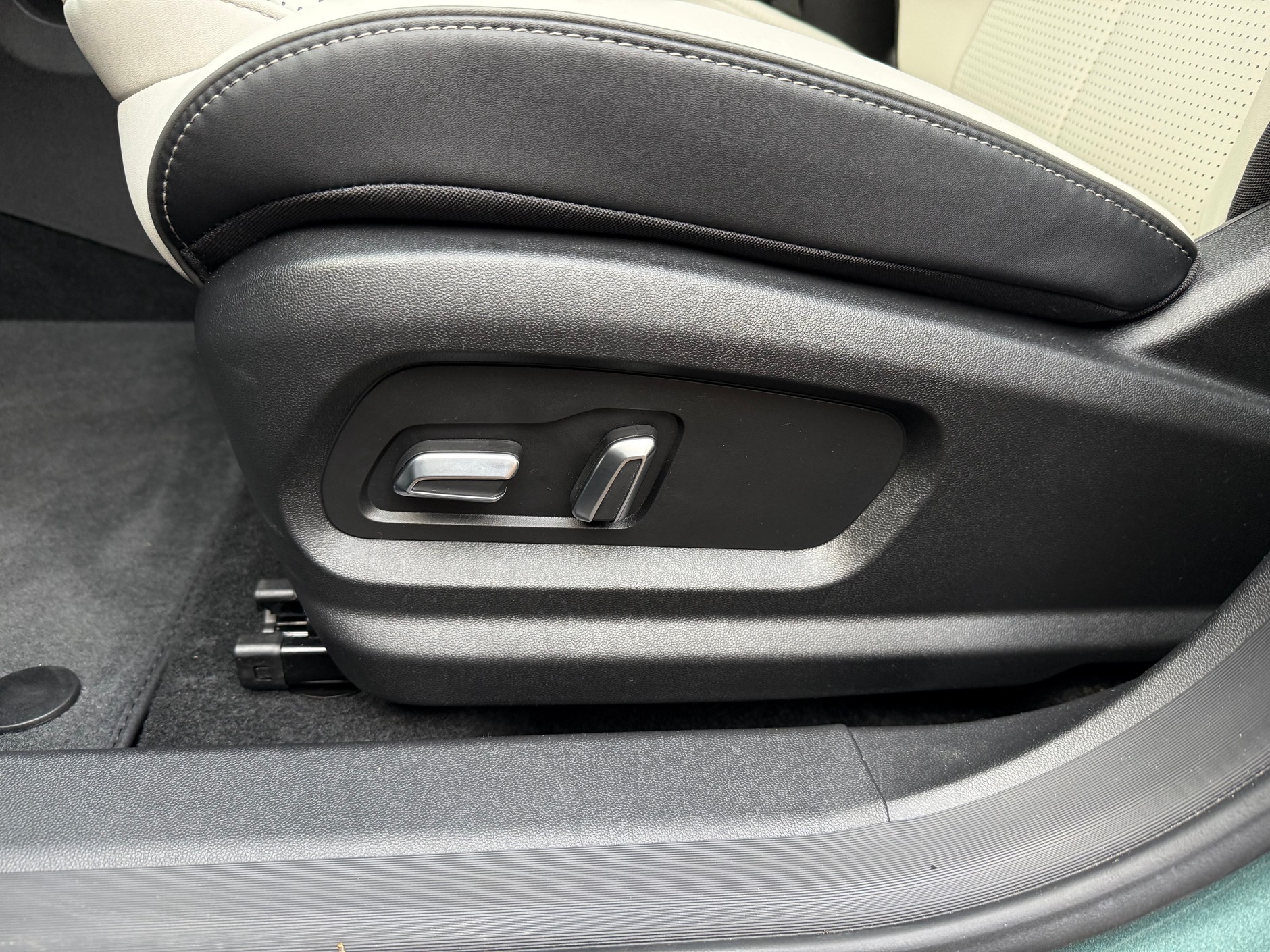 Jaecoo J5 ma fotele z elektryczną regulacją położenia, ale bez regulacji odcinka lędźwiowego. Niewiele zabrakło, by fotel był naprawdę dobry