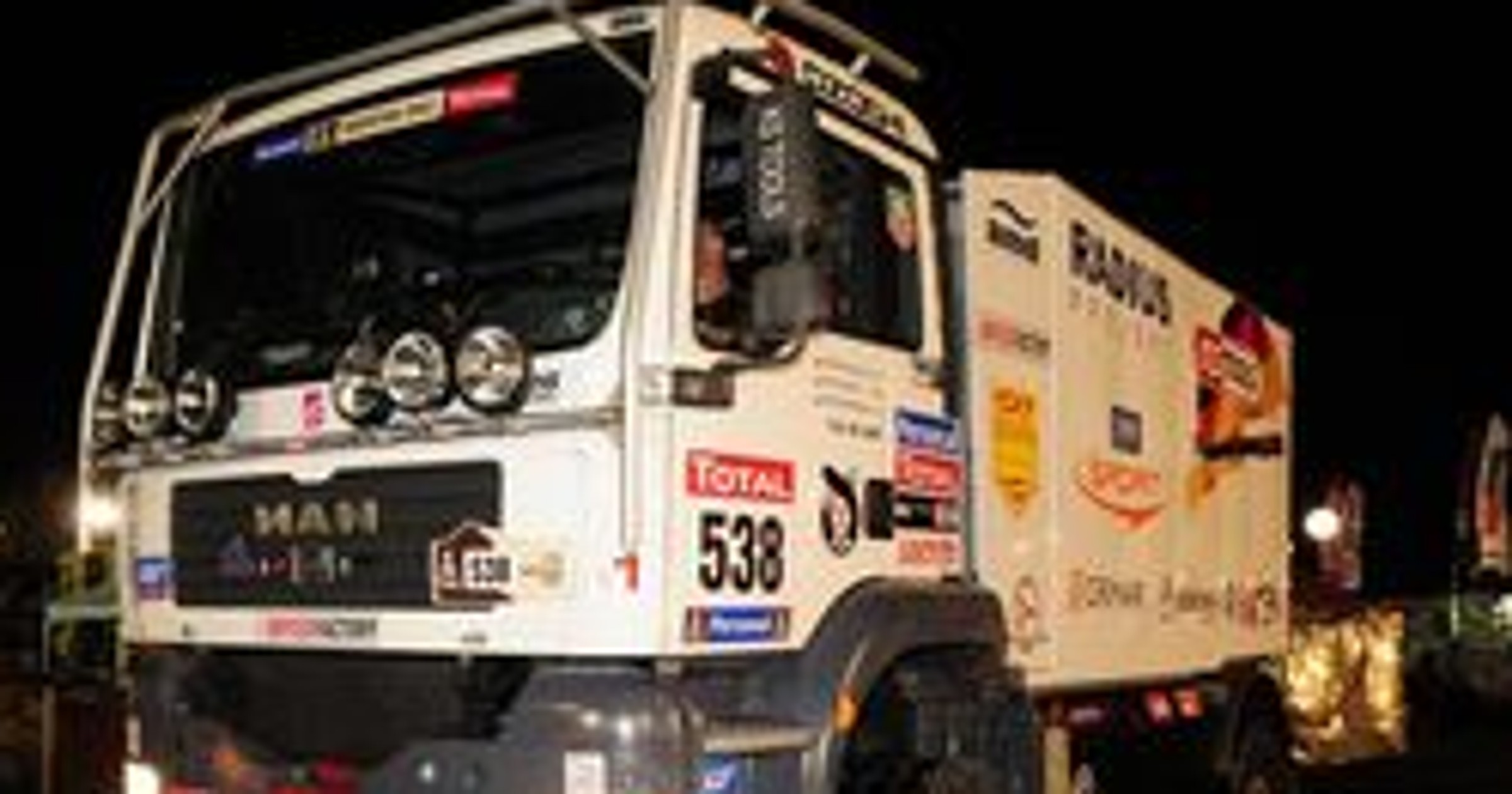Rajd Dakar 2010: polski MAN stanął na wydmach, załoga usuwa awarię (7. etap)