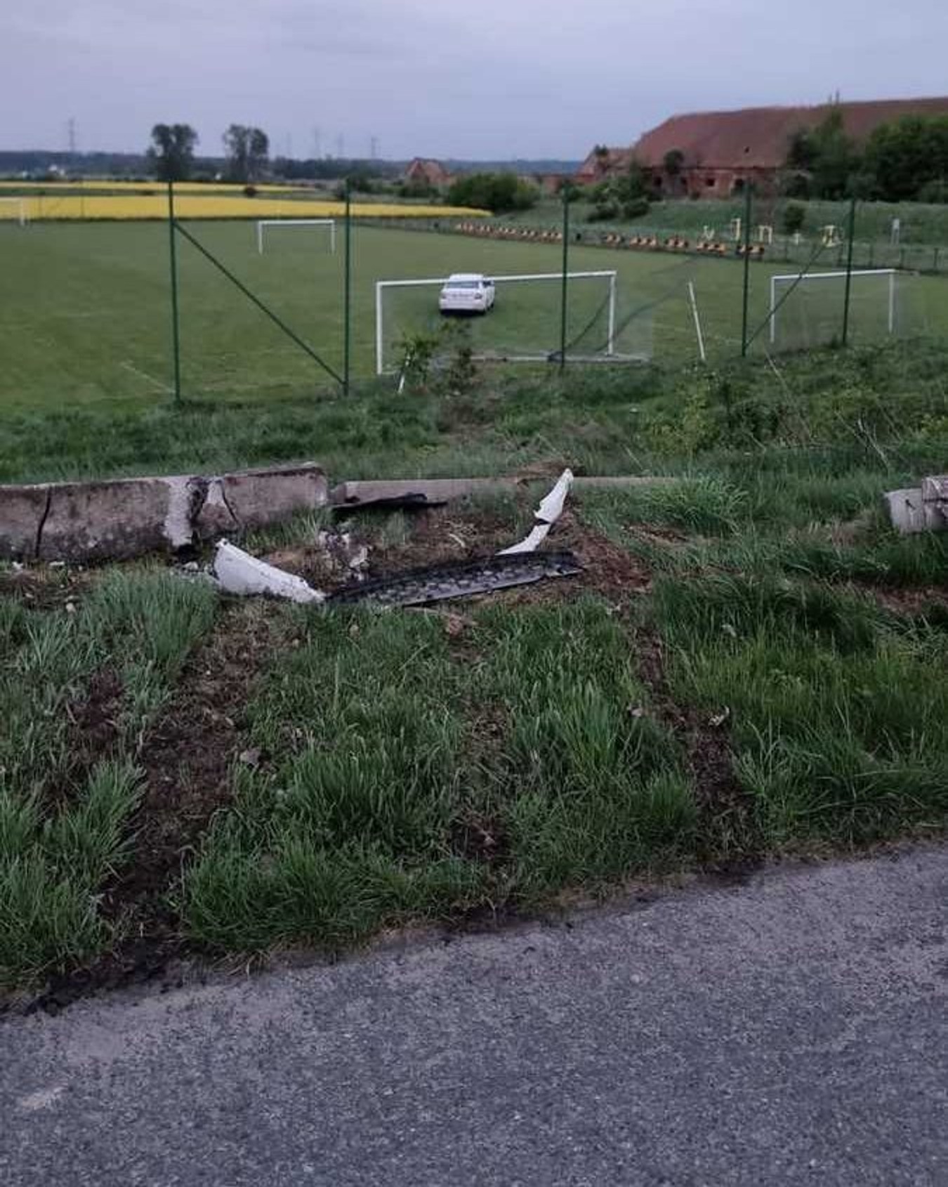samochód na boisku