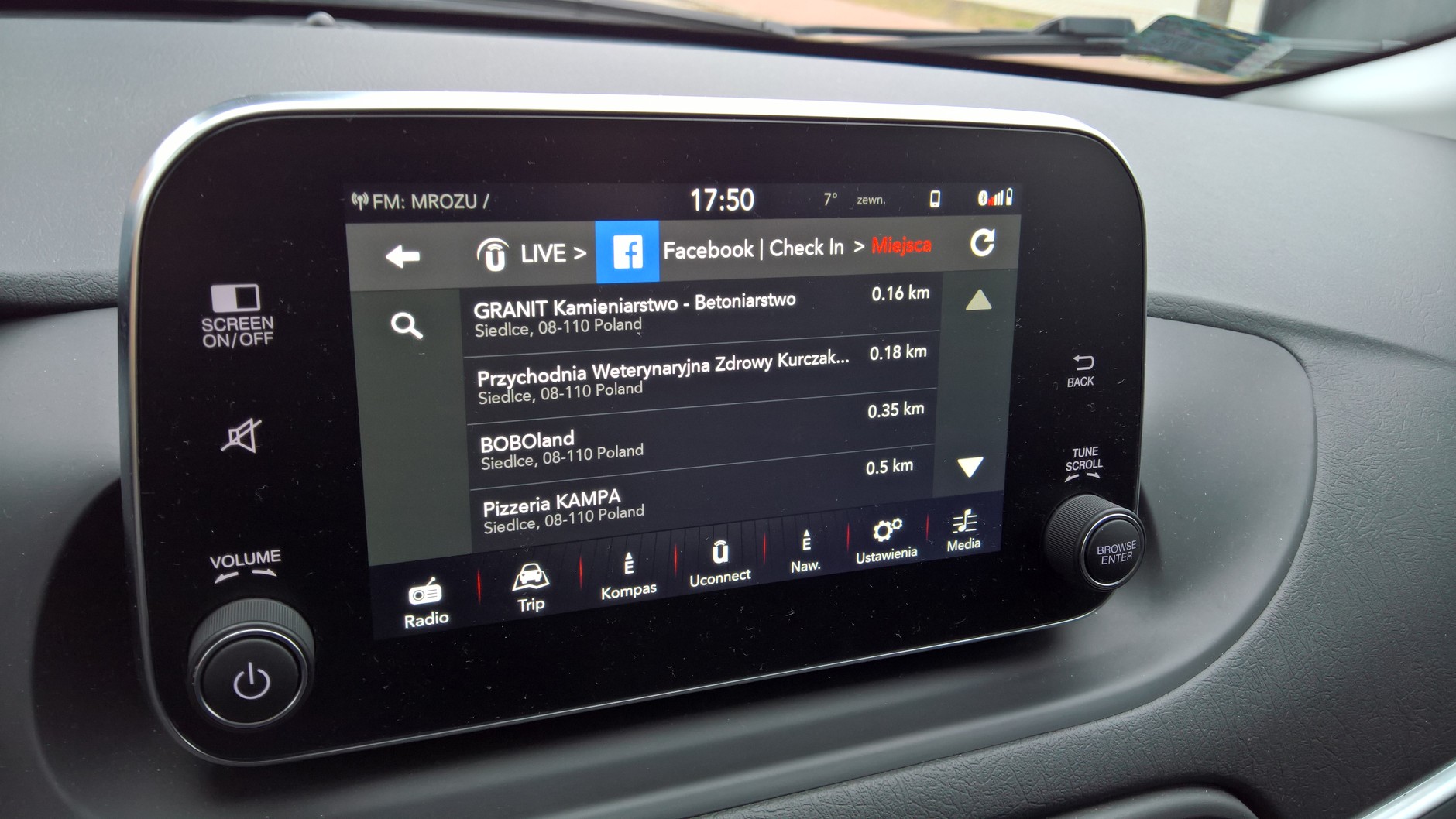 Fiat Uconnect Nav. Lokalne wyszukiwanie w radiu samochodowym