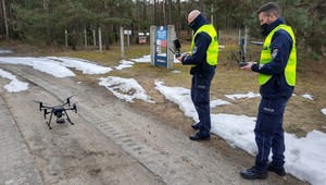 Policjanci wymyślili nowy sposób na użycie dronów zimą. Mandaty sypią się z nieba