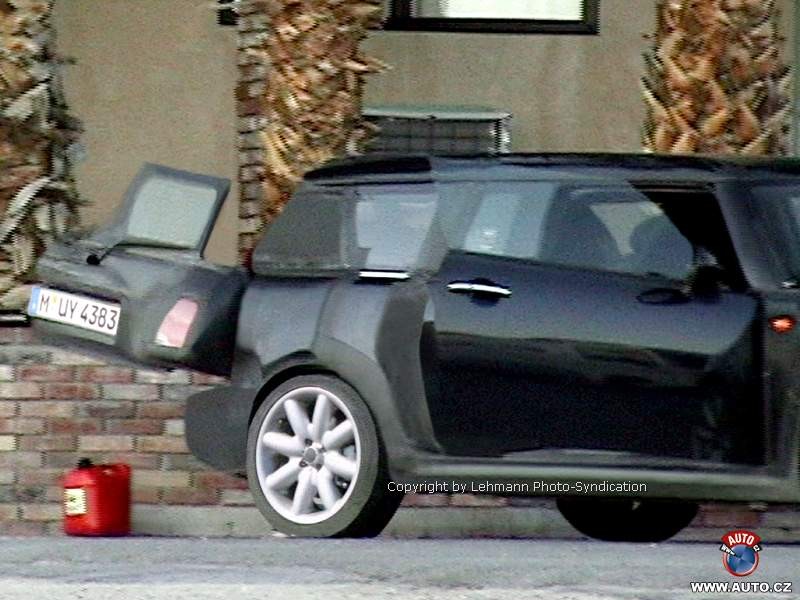 Nietypowe drzwi nowego kombi Mini Traveller