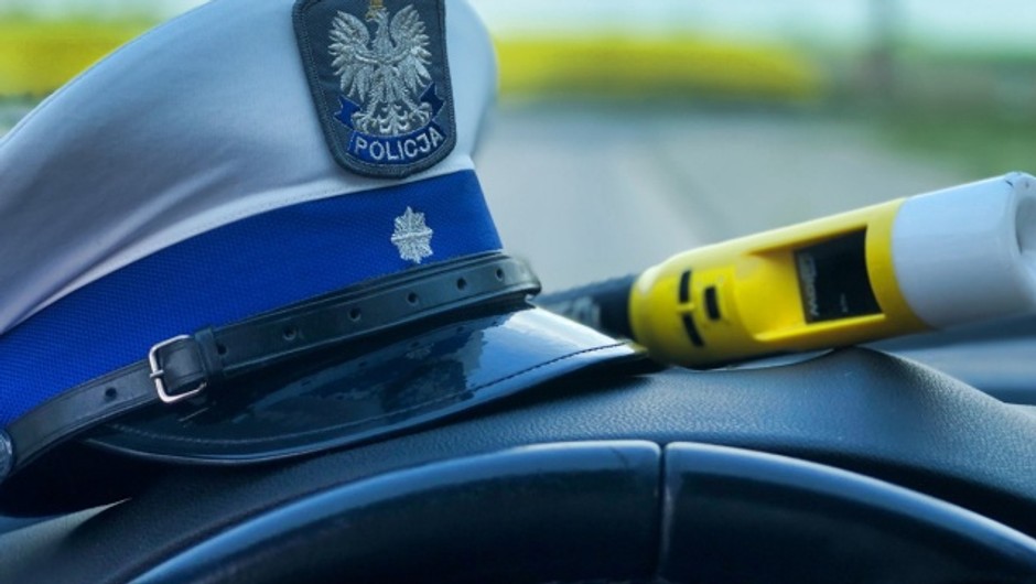 Mieszkańców zaniepokoiła jazda kierowcy Audi. Wyręczyli policjantów