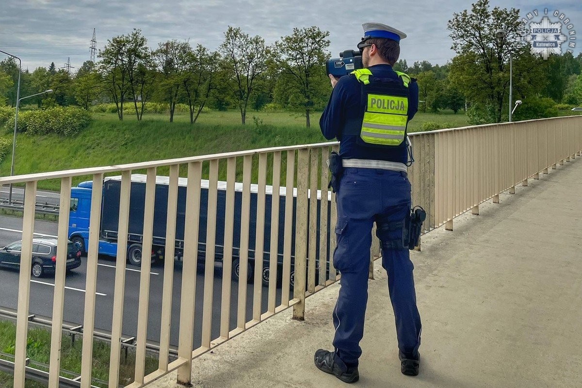 Policjanci z Katowic sprawdzali jazdę na zderzak. Ujawnili 128 wykroczeń
