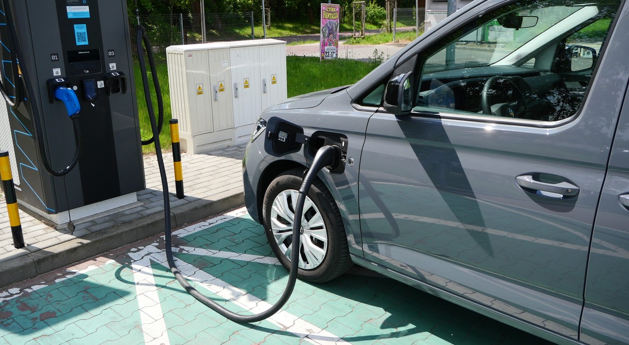 Jeździłem Volkswagenem Caddy Flexible eHybrid: to dostawczak podwójnie  hybrydowy