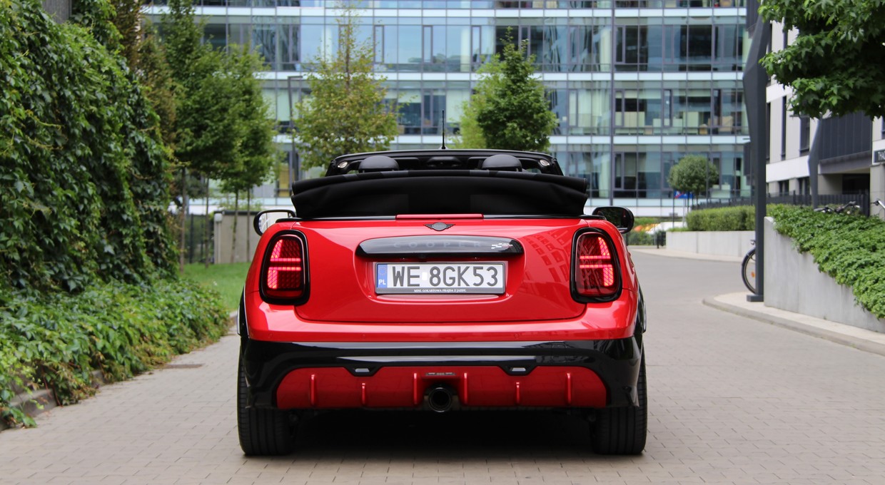 MINI John Cooper Works Cabrio ma coś z gokarta. To świetny czasoumilacz